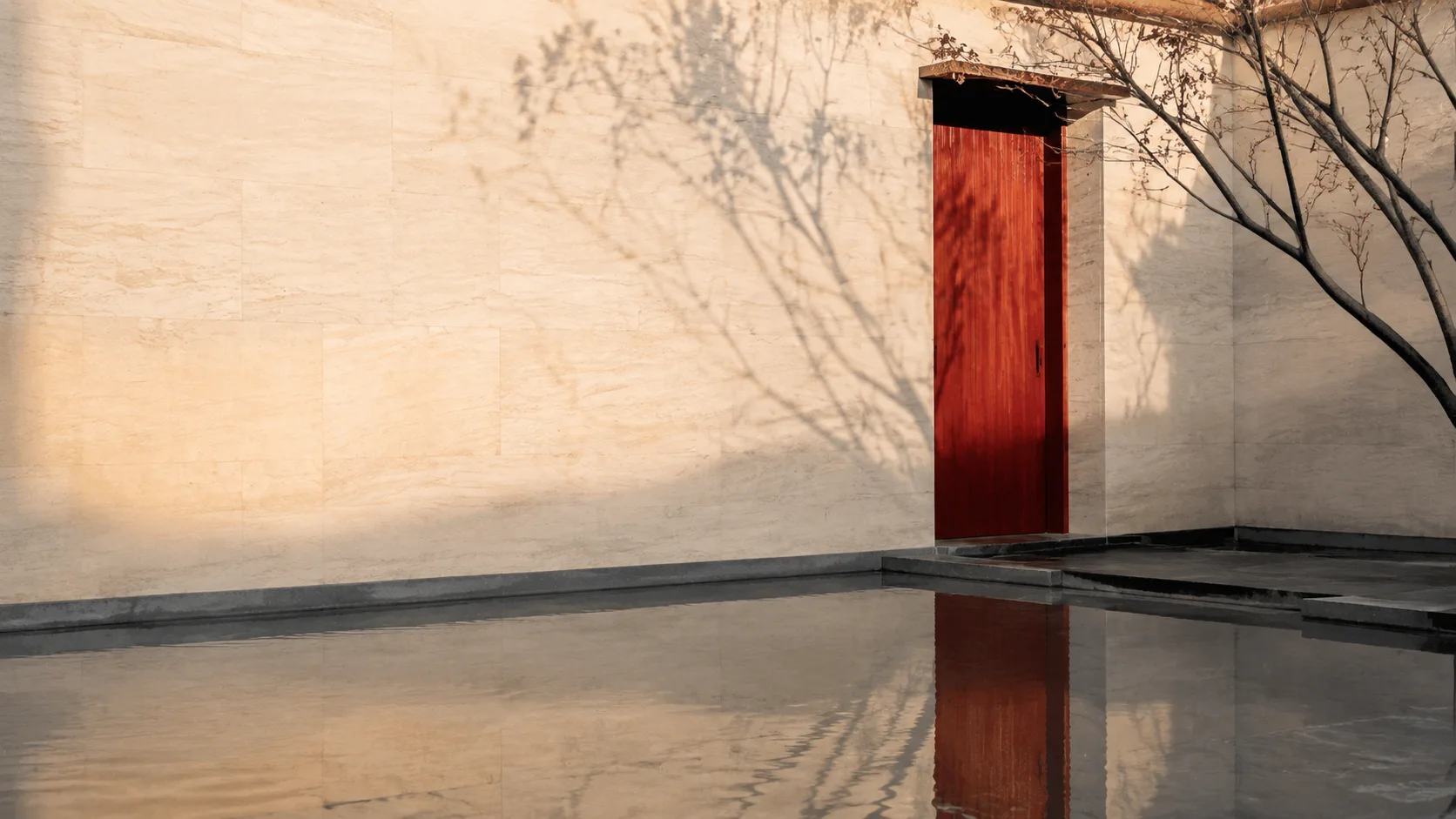 朱紅門、石牆與淺水倒影的東方庭院概念影像